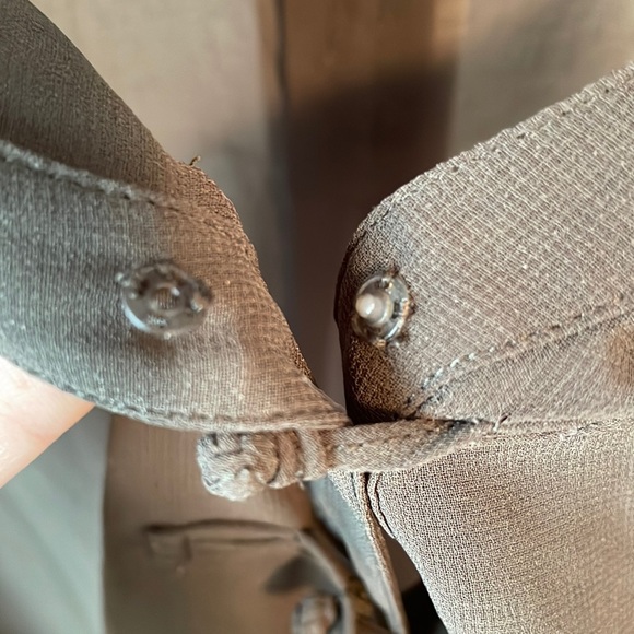 Le Chateau Sheer Khaki Green Blouse, Size M - Picture 9 of 10